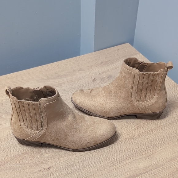 NWOT Nordstrom Tan Suede Jayda Ankle Booties. - Picture 2 of 9